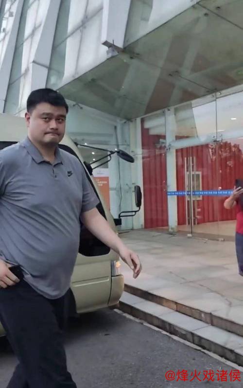 姚明体重变化惊人:最胖近400斤,球员巅峰280斤,现减重120斤至281斤,网友热议不断 姚明体重变化惊人:最胖近400斤,球员巅峰280斤,现减重120斤至281斤,网友热议不断