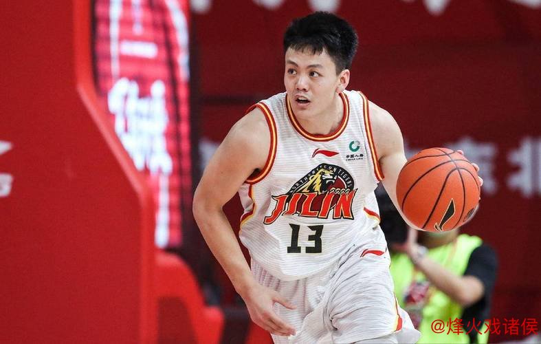 姜宇星加盟辽篮后展露巨星潜质，首秀表现亮眼，攻防两端均出色，未来可期