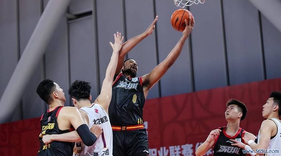 萨林杰33+20+8助深圳险胜北控，系列赛1-0领先，张帆贡献14分