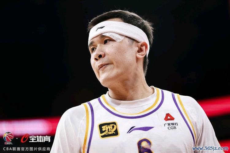 萨林杰33+20+8助深圳险胜北控，系列赛1-0领先，张帆贡献14分