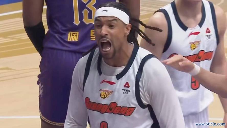 萨林杰三双表现耀眼 深圳击败山东 北控力挫江苏致6连败