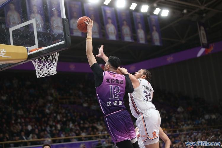 萨林杰三双表现耀眼 深圳击败山东 北控力挫江苏致6连败