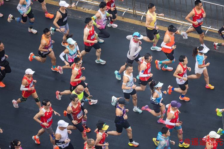 2026重庆马拉松鸣枪开跑 丰配友刷新中国选手赛事纪录