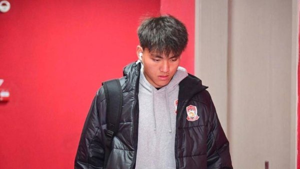 九游娱乐下载 21岁国足李昊：身高187会说西班牙语，女友很漂亮 偶像是王大雷