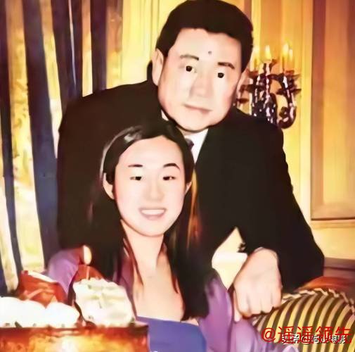 她相貌平平，却拿捏两位千亿富豪，为老头连生两子，现是豪门董事