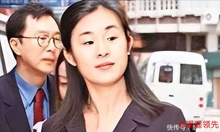 她相貌平平，却拿捏两位千亿富豪，为老头连生两子，现是豪门董事