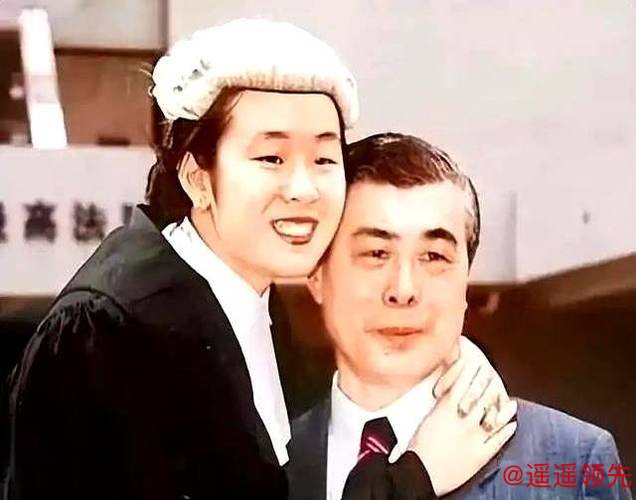 她相貌平平，却拿捏两位千亿富豪，为老头连生两子，现是豪门董事