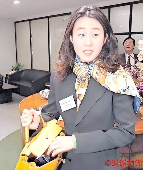 她相貌平平，却拿捏两位千亿富豪，为老头连生两子，现是豪门董事